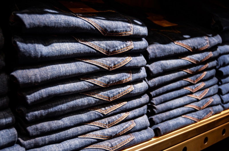 magasin-ST ETIENNE DE TINEE-min_jeans_pants_blue_shop_shopping_shelf_exhibition_buy-940702